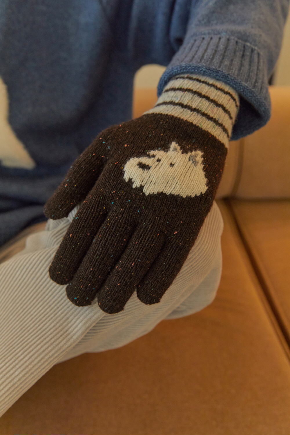 gloves detail image-S1L16