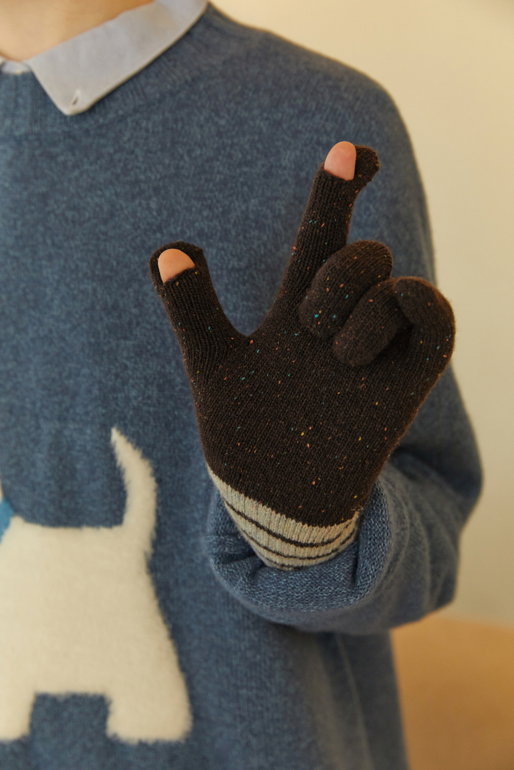 gloves detail image-S1L6